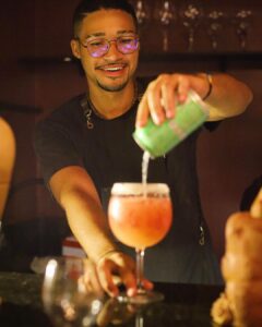 Egresso do Senac/SE é finalista do Prêmio Nacional Gastronomia Preta 5 drinks