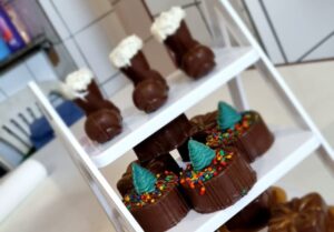 Mulheres do Santa Maria recebem certificação de curso de bombons e trufas 2 red 1