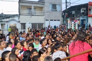 Natal Iluminado: Crianças de Santana do São Francisco recebem presentes doados 4 WhatsApp Image 2023 12 16 at 12.28.07