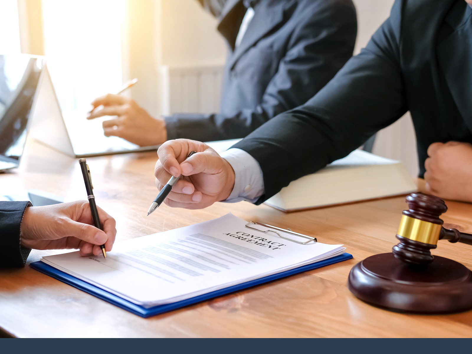 Imagem representativa do curso Licitações e Contratos
